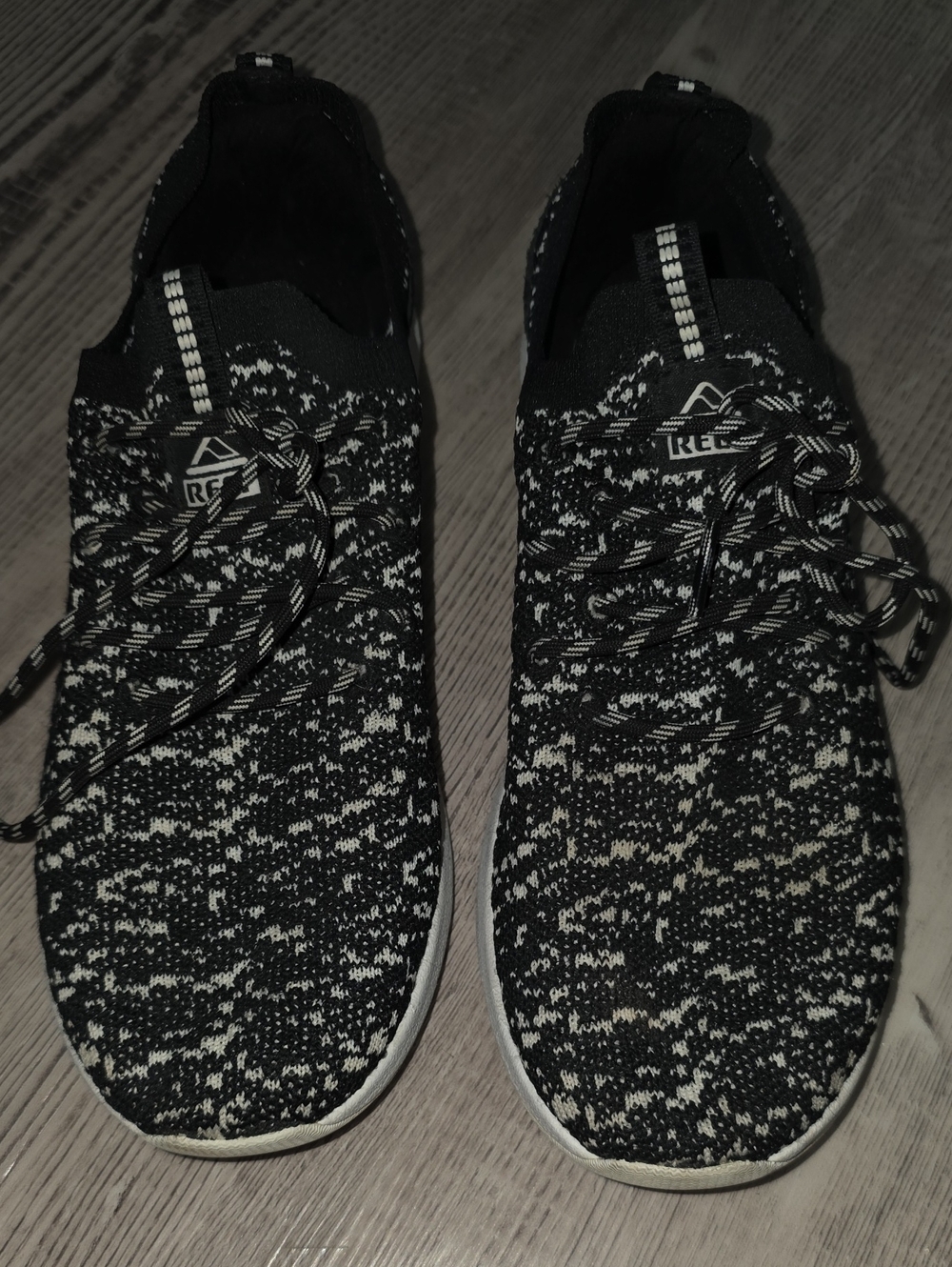 Men's Black & White Knit Lightweight Sneakers